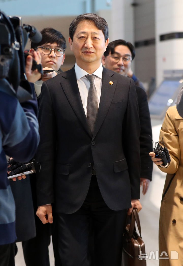 [인천공항=뉴시스] 김혜진 기자 = 안덕근 산업통상자원부 장관이 미국 워싱턴DC를 방문해 미 행정부 관계자, 주요 의원 등과 면담하고 미국의 상호관세에 대한 면제를 요청하기 위해 26일 오전 인천국제공항을 통해 미국 워싱턴 DC로 출국하며 취재진 질문에 답하고 있다. 2025.02.26. jini@newsis.com