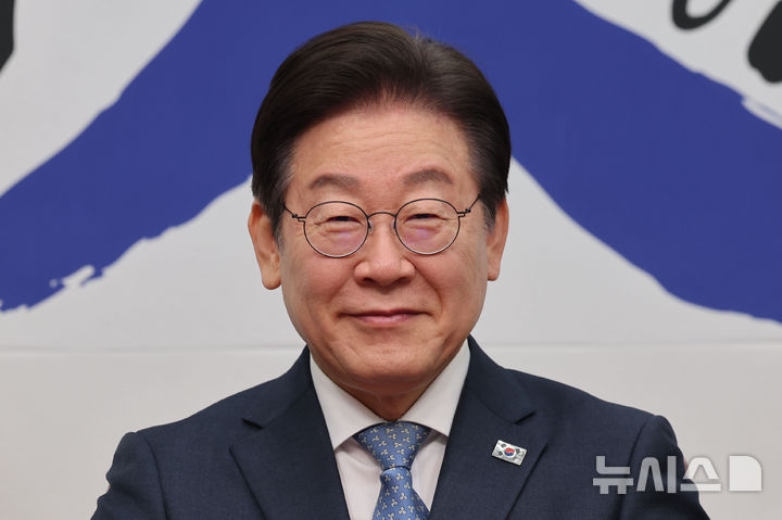 [서울=뉴시스] 권창회 기자 = 이재명 더불어민주당 대표가 26일 오전 서울 여의도 국회에서 열린 최고위원회의에서 미소짓고 있다. 2025.02.26. kch0523@newsis.com