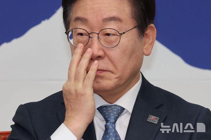 [서울=뉴시스] 권창회 기자 = 이재명 더불어민주당 대표가 26일 오전 서울 여의도 국회에서 열린 최고위원회의에서 얼굴을 만지고 있다. 2025.02.26. kch0523@newsis.com