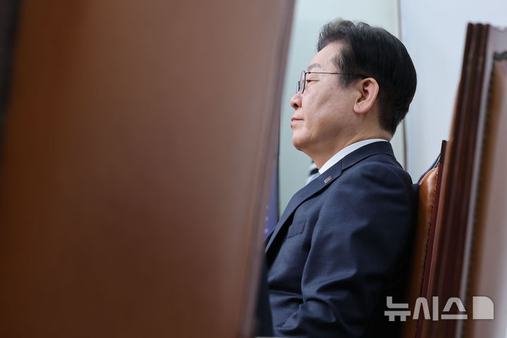[서울=뉴시스] 권창회 기자 = 이재명 더불어민주당 대표가 26일 오전 서울 여의도 국회에서 열린 최고위원회의에서 생각에 잠겨 있다. 2025.02.26. kch0523@newsis.com
