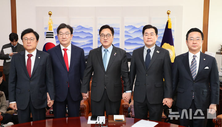 [서울=뉴시스] 고승민 기자 = 우원식 국회의장과 양당 원내대표가 26일 서울 여의도 국회에서 의장주재 회동에 참석, 기념촬영을 하고 있다. 왼쪽부터 국민의힘 박형수 원내수석부대표, 권성동 원내대표, 우원식 국회의장, 더불어민주당 박찬대 원내대표, 박성준 원내수석부대표. (공동취재) 2025.02.26. photo@newsis.com