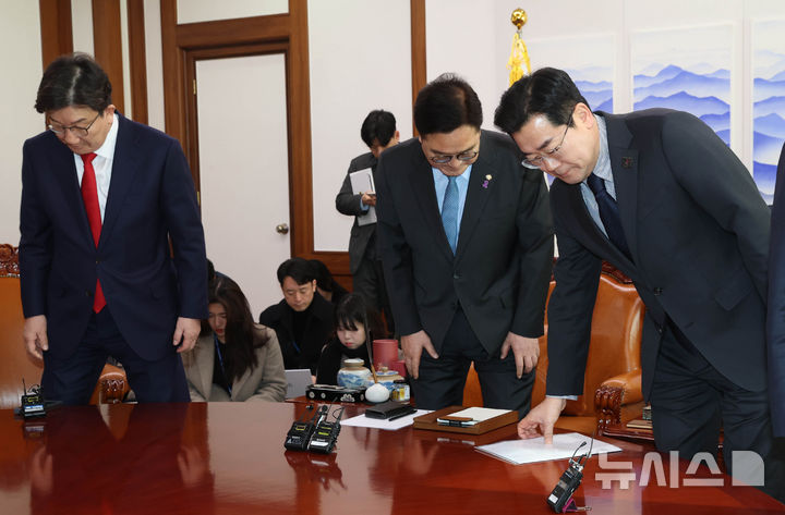 [서울=뉴시스] 고승민 기자 = 우원식 국회의장과 양당 원내대표가 26일 서울 여의도 국회에서 열린 의장 주재 회동에 참석, 기념촬영을 마친 뒤 착석하고 있다.왼쪽부터 권성동 국민의힘 원내대표, 우원식 국회의장, 박찬대 더불어민주당 박찬대 원내대표. (공동취재) 2025.02.26. photo@newsis.com