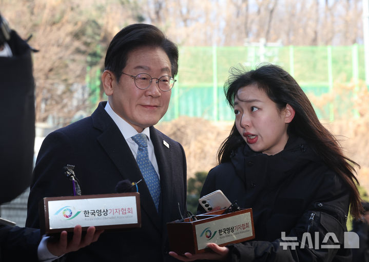 [서울=뉴시스] 김금보 기자 = 이재명 더불어민주당 대표가 26일 서울 서초구 서울고등법원에서 열린 공식선거법 위반 혐의 항소심 5차 공판에 출석하고 있다. 2025.02.26. kgb@newsis.com