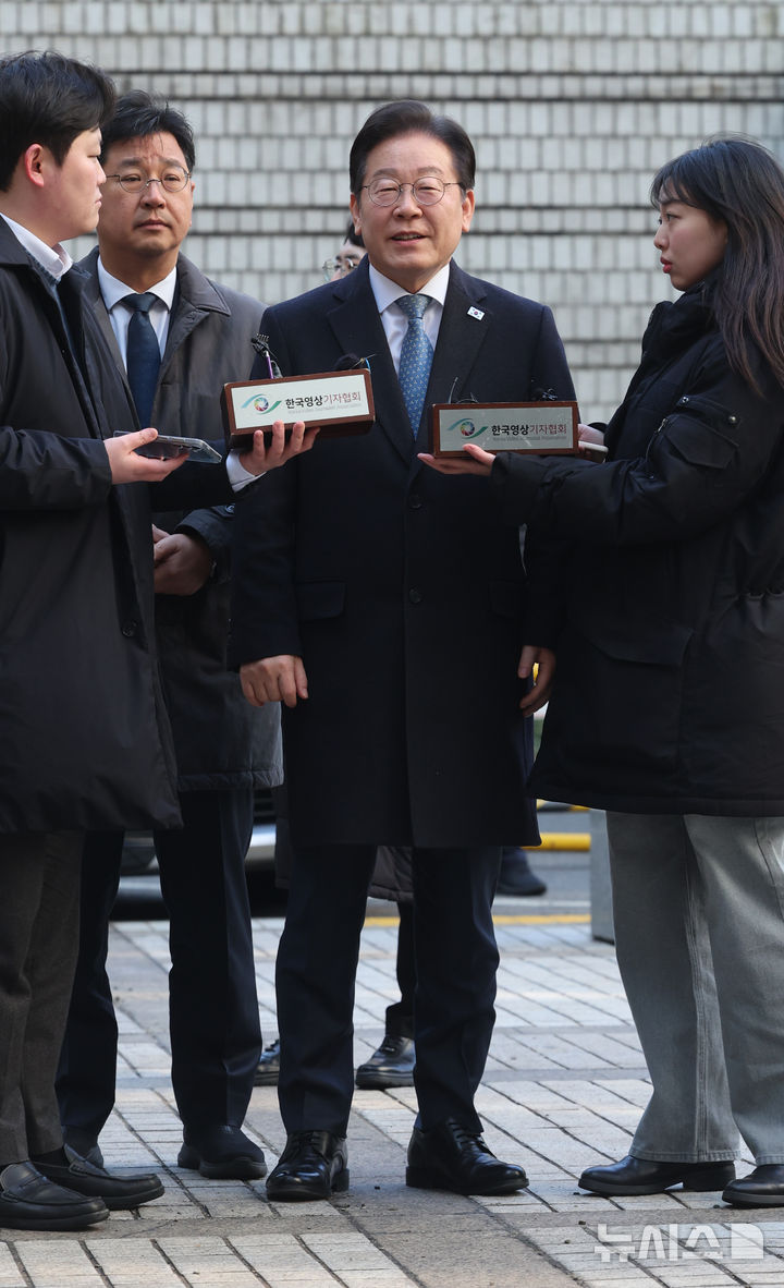 [서울=뉴시스] 김금보 기자 = 이재명 더불어민주당 대표가 26일 서울 서초구 서울고등법원에서 열린 공식선거법 위반 혐의 항소심 5차 공판에 출석하며 입장을 밝히고 있다. 2025.02.26. kgb@newsis.com