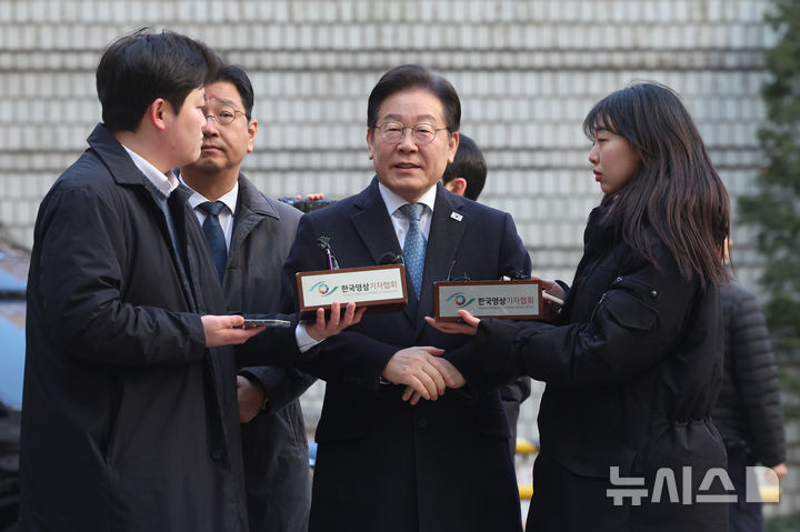 [서울=뉴시스] 김금보 기자 = 이재명 더불어민주당 대표가 26일 서울 서초구 서울고등법원에서 열린 공식선거법 위반 혐의 항소심 5차 공판에 출석하며 입장을 밝히고 있다. 2025.02.26. kgb@newsis.com