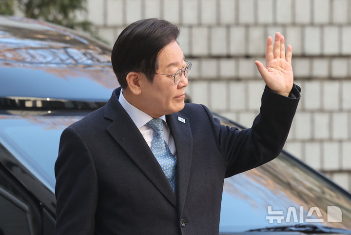 [서울=뉴시스] 김금보 기자 = 이재명 더불어민주당 대표가 26일 서울 서초구 서울고등법원에서 열린 공식선거법 위반 혐의 항소심 5차 공판에 출석하며 인사하고 있다. 2025.02.26. kgb@newsis.com