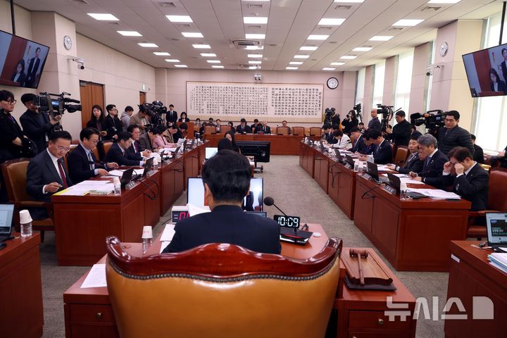 [서울=뉴시스] 조성봉 기자= 정청래 국회 법사위원장이 26일 오전 서울 여의도 국회에서 열린 법제사법위원회 전체회의에서 회의를 주재하고 있다. 2025.02.26. suncho21@newsis.com