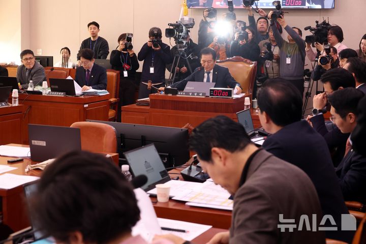 [서울=뉴시스] 조성봉 기자= 정청래 국회 법사위원장이 26일 오전 서울 여의도 국회에서 열린 법제사법위원회 전체회의에서 의사봉을 두드리고 있다. 2025.02.26. suncho21@newsis.com