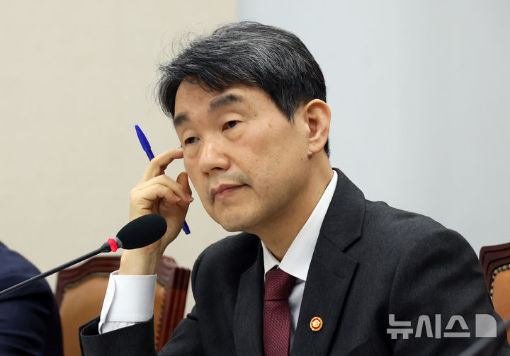 [서울=뉴시스] 고승민 기자 = 이주호 사회부총리 겸 교육부 장관이 26일 서울 여의도 국회에서 열린 제422회 국회(임시회) 교육위원회 제2차 전체회의에서 의원 질의를 듣고 있다. 2025.02.26. kkssmm99@newsis.com