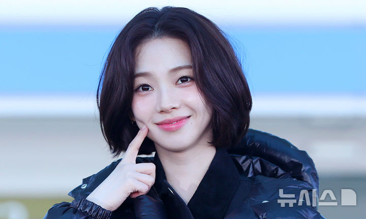 [인천공항=뉴시스] 김혜진 기자 = 그룹 에스파 카리나가 프라다 패션쇼 참석을 위해 26일 오전 인천국제공항을 통해 이탈리아 밀라노로 출국하고 있다. 2025.02.26. jini@newsis.com