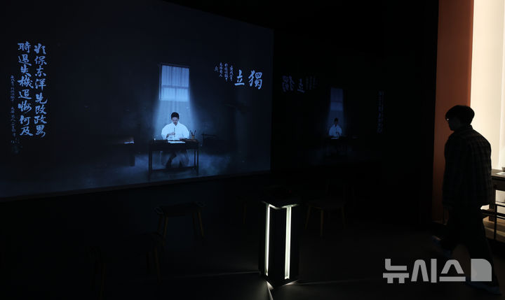 [서울=뉴시스] 이영환 기자 = 26일 오전 서울 용산구 안중근의사기념관에서 재개관식을 앞두고 관계자가 영상 시설을 점검 하고 있다.디지털 전시물을 대폭 확대하고 재개관한 안중근의사기념관은 3월1일부터 관람이 가능하다. 2025.02.26. 20hwan@newsis.com