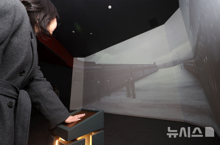 [서울=뉴시스] 이영환 기자 = 26일 오전 서울 용산구 안중근의사기념관에서 재개관식을 앞두고 관계자가 영상 시설을 점검 하고 있다.디지털 전시물을 대폭 확대하고 재개관한 안중근의사기념관은 3월1일부터 관람이 가능하다. 2025.02.26. 20hwan@newsis.com