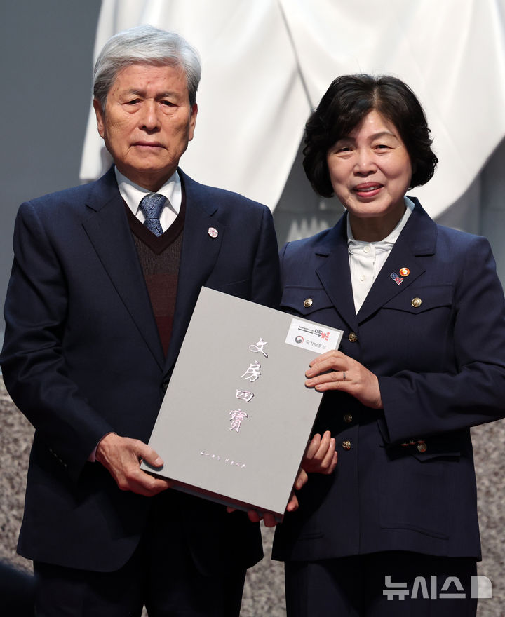 [서울=뉴시스] 이영환 기자 = 강정애 국가보훈부 장관이 26일 오전 서울 용산구 안중근의사기념관에서 열린 재개관식에서 안중근 의사의 조카인 안의생 씨에게 감사 선물을 전하고 있다.디지털 전시물을 대폭 확대하고 재개관한 안중근의사기념관은 3월1일부터 관람이 가능하다. 2025.02.26. 20hwan@newsis.com