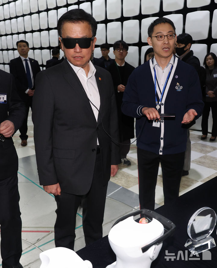 [오송=뉴시스] 최진석 기자 = 최상목 대통령 권한대행 부총리 겸 기획재정부 장관이 26일 충북 청주시 오송 첨단의료복합단지에서 시력장애 보조형 가상현실(VR)체험을 하고 있다. (대통령실통신사진기자단) 2025.02.26. myjs@newsis.com