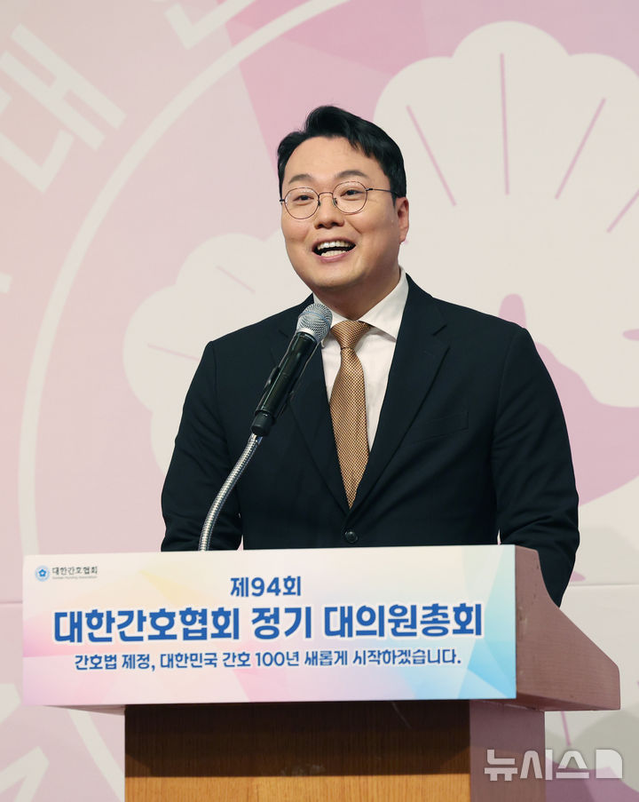 [서울=뉴시스] 김진아 기자 = 천하람 개혁신당 당대표 권한대행 겸 원내대표가 26일 서울 중구 롯데호텔에서 열린 대한간호협회 제94회 정기 대의원총회에서 축사를 하고 있다. 2025.02.26. bluesoda@newsis.com