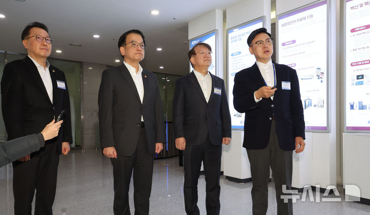 [청주=뉴시스] 최진석 기자 = 최상목 대통령 권한대행 부총리 겸 기획재정부 장관이 26일 충북 청주시 오송 첨단의료복합단지를 방문해 이명수 오송첨단의료산업진흥재단 이사장의 첨단단지에 관한 설명을 듣고 있다. (대통령실통신사진기자단) 2025.02.26. myjs@newsis.com