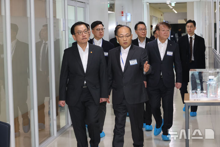 [청주=뉴시스] 최진석 기자 = 최상목 대통령 권한대행 부총리 겸 기획재정부 장관이 26일 충북 청주시 오송 첨단의료복합단지 바이오센터에서 제약과정을 살펴보고 있다. (대통령실통신사진기자단) 2025.02.26. myjs@newsis.com