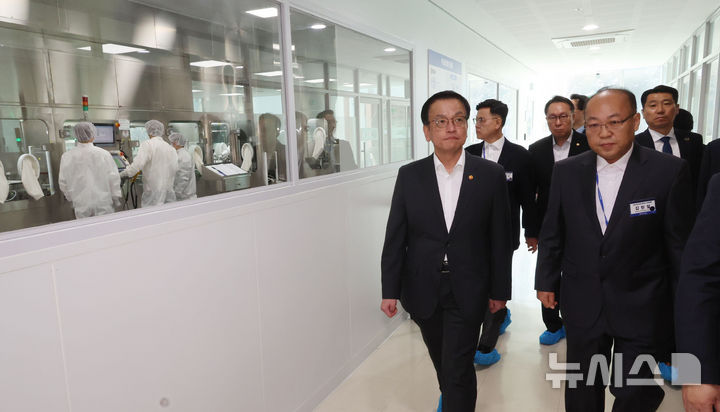 [청주=뉴시스] 최진석 기자 = 최상목 대통령 권한대행 부총리 겸 기획재정부 장관이 26일 충북 청주시 오송 첨단의료복합단지 바이오센터에서 제약과정을 살펴보고 있다. (대통령실통신사진기자단) 2025.02.26. myjs@newsis.com