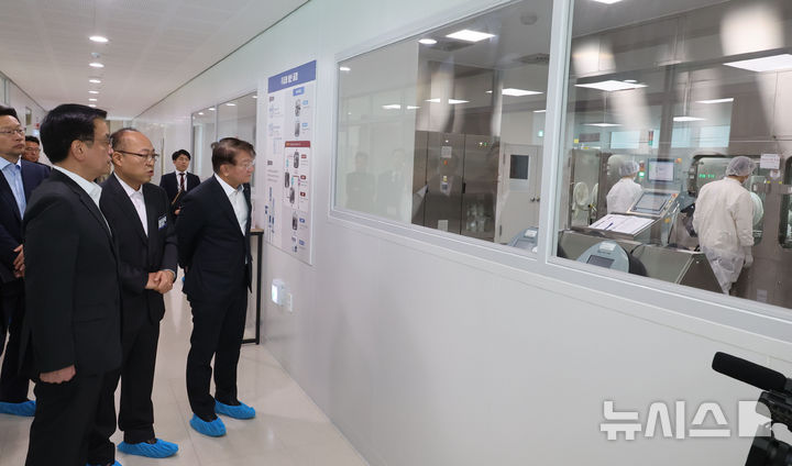 [청주=뉴시스] 최진석 기자 = 최상목 대통령 권한대행 부총리 겸 기획재정부 장관이 26일 충북 청주시 오송 첨단의료복합단지 바이오센터에서 제약과정을 살펴보고 있다. (대통령실통신사진기자단) 2025.02.26. myjs@newsis.com