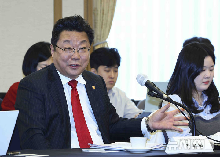 [서울=뉴시스] 김근수 기자 = 주형환 저출산고령사회위원회 부위원장이 지난달 26일 서울 중구 한국프레스센터에서 열린 기자간담회에서 발언하고 있다. 2025.02.26. ks@newsis.com