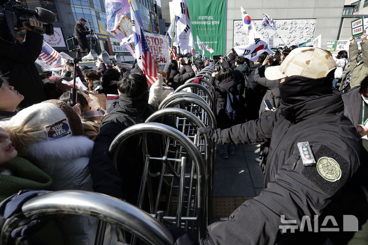[서울=뉴시스] 최동준 기자 = 이화여대 긴급행동, 탄핵을 반대하는 이화인 등이 26일 서울 서대문구 이화여자대학교 정문 앞에서 각각 윤석열 대통령 탄핵 찬성, 반대를 촉구하고 있다. 2025.02.26. photocdj@newsis.com