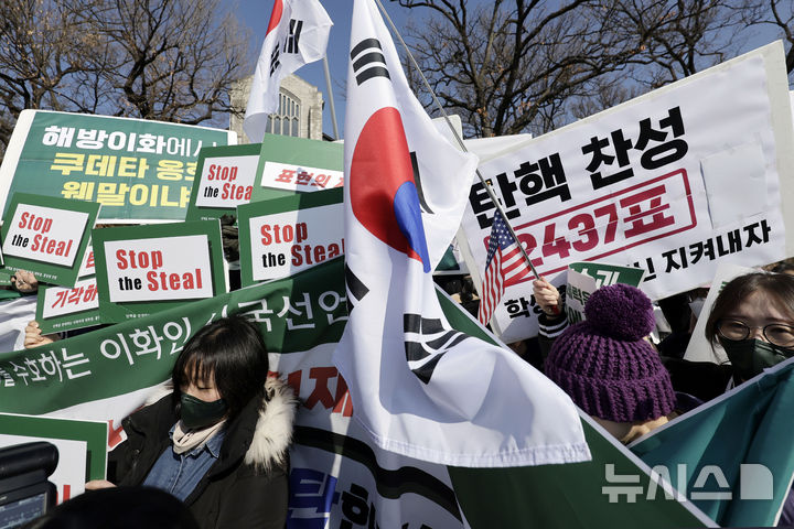 [서울=뉴시스] 최동준 기자 = 이화여대 긴급행동, 탄핵을 반대하는 이화인 등이 지난 2월 26일 서울 서대문구 이화여자대학교에서 각각 윤석열 대통령 탄핵 찬성, 반대를 촉구하고 있다. 2025.02.26. photocdj@newsis.com