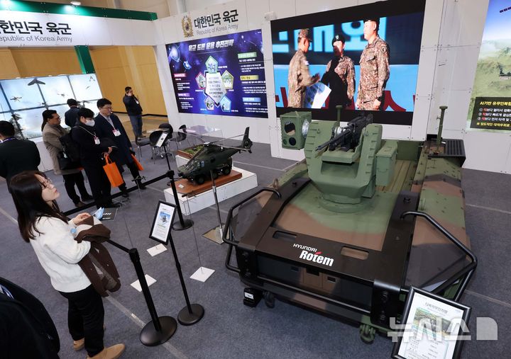 [부산=뉴시스] 하경민 기자 = 아시아 최대 드론 전시회 및 컨퍼런스인 'DSK 2025(드론쇼코리아)'가 개막한 26일 부산 해운대구 벡스코 제1전시장을 찾은 관람객들이 육군 부스에서 다목적무인차량 등 지상군 유·무인복합전투체계를 살펴보고 있다.&nbsp; 오는 28일까지 열리는 이번 행사에서는 15개국, 306개사가 참여하는 전시회, 9개국 44명이 연사 및 좌장으로 참여하는 컨퍼런스, 다양한 체험 이벤트 등이 진행된다. 2025.02.26. yulnetphoto@newsis.com