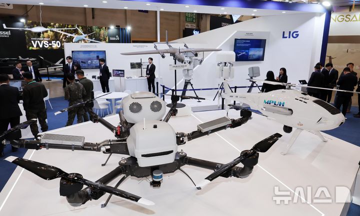 [부산=뉴시스] 하경민 기자 = 아시아 최대 드론 전시회 및 컨퍼런스인 'DSK 2025(드론쇼코리아)'가 개막한 26일 부산 해운대구 벡스코 제1전시장를 찾은 관람객들이 LIG넥스원 부스에서 다양한 드론을 살펴보고 있다.&nbsp; 오는 28일까지 열리는 이번 행사에서는 15개국, 306개사가 참여하는 전시회, 9개국 44명이 연사 및 좌장으로 참여하는 컨퍼런스, 다양한 체험 이벤트 등이 진행된다. 2025.02.26. yulnetphoto@newsis.com