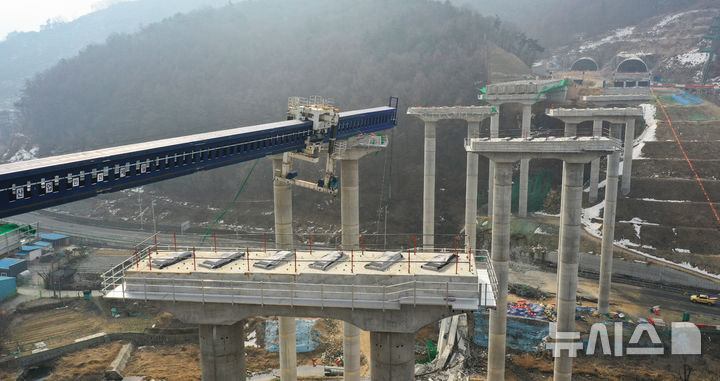 [안성=뉴시스] 김종택 기자 = 10명의 사상자가 발생한 경기도 안성시 서운면 산평리 '안성 고속도로 교각 붕괴' 현장에 26일 교각 상판이 처참하게 내려앉아 있다.이번 붕괴 사고와 관련해 국토부는 해당 고속도로와 유사한 공법(DR 거더 런칭 공법)으로 건설되는 도로 공사를 전면 중지키로 했다. 2025.02.26. jtk@newsis.com