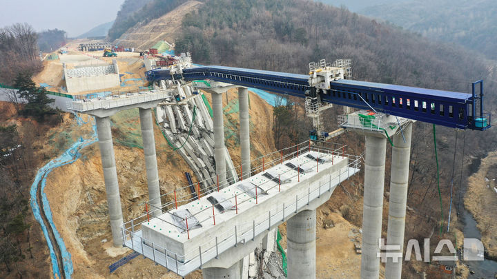 [안성=뉴시스] 김종택 기자 = 10명의 사상자가 발생한 경기도 안성시 서운면 산평리 '안성 고속도로 교각 붕괴' 현장에 지난 2월 26일 교각 상판이 처참하게 내려앉아 있다. 2025.02.26. jtk@newsis.com