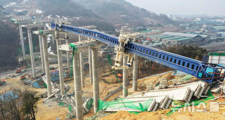 [안성=뉴시스] 김종택 기자 = 10명의 사상자가 발생한 경기도 안성시 서운면 산평리 '안성 고속도로 교각 붕괴' 현장에 지난 26일 교각 상판이 처참하게 내려앉아 있다.이번 붕괴 사고와 관련해 국토부는 해당 고속도로와 유사한 공법(DR 거더 런칭 공법)으로 건설되는 도로 공사를 전면 중지키로 했다. 2025.02.28. jtk@newsis.com