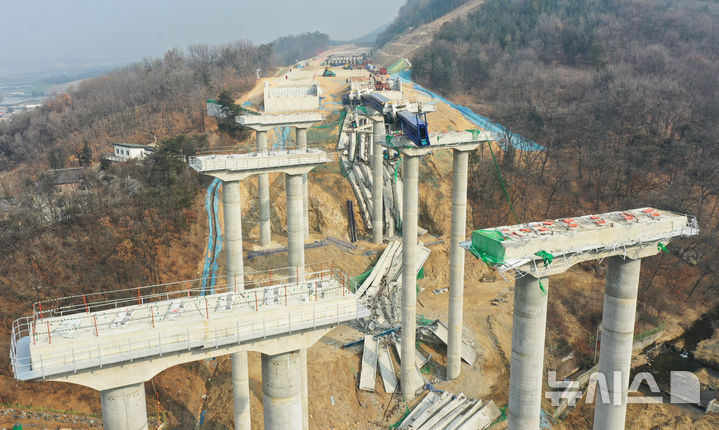 [안성=뉴시스] 김종택 기자 = 10명의 사상자가 발생한 경기도 안성시 서운면 산평리 '안성 고속도로 교각 붕괴' 현장에 26일 교각 상판이 처참하게 내려앉아 있다.이번 붕괴 사고와 관련해 국토부는 해당 고속도로와 유사한 공법(DR 거더 런칭 공법)으로 건설되는 도로 공사를 전면 중지키로 했다. 2025.02.26. jtk@newsis.com