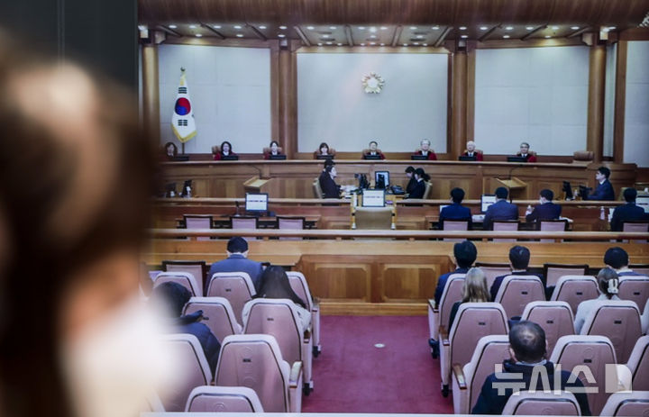 [서울=뉴시스] 정병혁 기자 = 헌법재판소가 마은혁 헌법재판관 후보자 임명 관련 권한쟁의심판 사건을 27일 결론내기로 했다. 선고 결과에 따라 마 후보자가 재판부에 합류할 가능성이 있어 선고를 앞둔 윤석열 대통령 탄핵심판 사건에 영향을 미칠 수 있다는 전망이 나온다. 헌재가 마 후보자를 임명하지 않은 것이 위헌이라고 선고할 경우 최 권한대행은 헌재의 결정 취지를 따라야 한다. 다만, 최 권한대행은 헌재가 위헌 결정을 내릴 것을 가정한 상황에 대해 명확한 입장을 밝히진 않았다. 사진은 26일 서울 종로구 헌법재판소. 2025.02.26. jhope@newsis.com