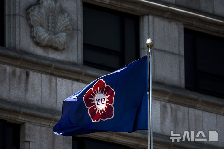 [서울=뉴시스] 정병혁 기자 = 헌법재판소가 마은혁 헌법재판관 후보자 임명 관련 권한쟁의심판 사건을 27일 결론내기로 했다. 선고 결과에 따라 마 후보자가 재판부에 합류할 가능성이 있어 선고를 앞둔 윤석열 대통령 탄핵심판 사건에 영향을 미칠 수 있다는 전망이 나온다. 헌재가 마 후보자를 임명하지 않은 것이 위헌이라고 선고할 경우 최 권한대행은 헌재의 결정 취지를 따라야 한다. 다만, 최 권한대행은 헌재가 위헌 결정을 내릴 것을 가정한 상황에 대해 명확한 입장을 밝히진 않았다. 사진은 26일 서울 종로구 헌법재판소. 2025.02.26. jhope@newsis.com