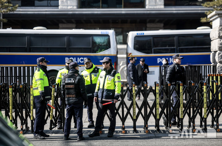 [서울=뉴시스] 정병혁 기자 = 헌법재판소가 마은혁 헌법재판관 후보자 임명 관련 권한쟁의심판 사건을 27일 결론내기로 했다. 선고 결과에 따라 마 후보자가 재판부에 합류할 가능성이 있어 선고를 앞둔 윤석열 대통령 탄핵심판 사건에 영향을 미칠 수 있다는 전망이 나온다. 헌재가 마 후보자를 임명하지 않은 것이 위헌이라고 선고할 경우 최 권한대행은 헌재의 결정 취지를 따라야 한다. 다만, 최 권한대행은 헌재가 위헌 결정을 내릴 것을 가정한 상황에 대해 명확한 입장을 밝히진 않았다. 사진은 26일 서울 종로구 헌법재판소. 2025.02.26. jhope@newsis.com