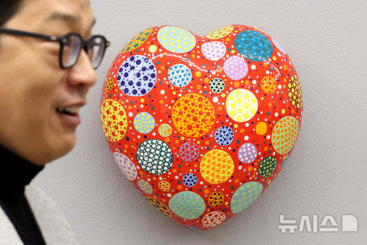 [서울=뉴시스] 박진희 기자 = 학고재 갤러리는 26일 서울 종로구 학고재 본관에서 김재용 개인전 'Run Donut Run' 기자간담회를 갖고 도넛 모양의 다양한 도자 위에 다채로운 스프링클을 얹는 작품을 선보이고 있다. 2025.02.26. pak7130@newsis.com