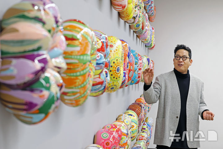 [서울=뉴시스] 박진희 기자 = 김재용 작가가 26일 서울 종로구 학고재 본관에서 개인전 '런 도넛 런 Run Donut Run' 기자간담회를 갖고 도넛 모양의 다양한 도자 위에 다채로운 스프링클을 얹는 작품을 선보이고 있다. 2025.02.26. pak7130@newsis.com