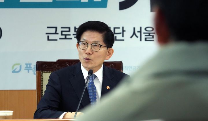 [서울=뉴시스] 김문수 고용노동부 장관이 지난 2월 26일 서울 영등포구 근로복지공단 서울합동청사에서 열린 중소기업퇴직연금기금 가입사업장 간담회에 참석해 발언하고 있다. (사진=고용노동부 제공) 2025.02.26. photo@newsis.com *재판매 및 DB 금지