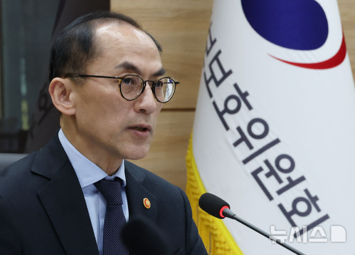 [서울=뉴시스] 김명원 기자 = 고학수 개인정보보호위원회 위원장이 26일 서울 종로구 정부서울청사에서 열린 개인정보보호위원회(개인정보위) 2025년 제4회 전체회의에 참석해 발언하고 있다. 2025.02.26. kmx1105@newsis.com