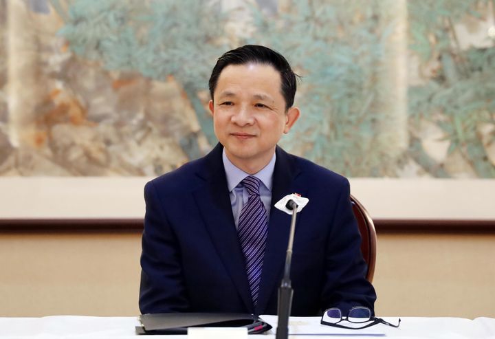 [서울=뉴시스] 다이빙 주한중국대사가 25일 서울 중구 주한중국대사관에서 국내 언론과 만찬회를 갖고 취재진 질문을 듣고 있다. (사진=주한중국대사관 제공) 2025.02.26. photo@newsis.com *재판매 및 DB 금지