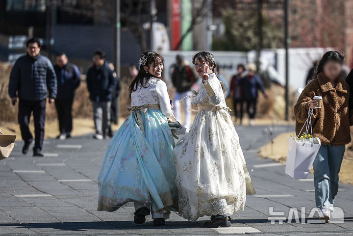 [서울=뉴시스] 정병혁 기자 = 포근한 날씨를 보인 26일 서울 종로구 열린송현공원에서 한복을 입은 여행객들이 즐거운 시간을 보내고 있다. 2025.02.26. jhope@newsis.com