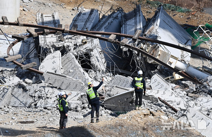 [안성=뉴시스] 김종택 기자 = 10명의 사상자가 발생한 경기도 안성시 서운면 산평리 '안성 고속도로 교각 붕괴' 현장에서 26일 국토안전관리원 등 관계자들이 현장조사를 하고 있다. 2025.02.26. jtk@newsis.com