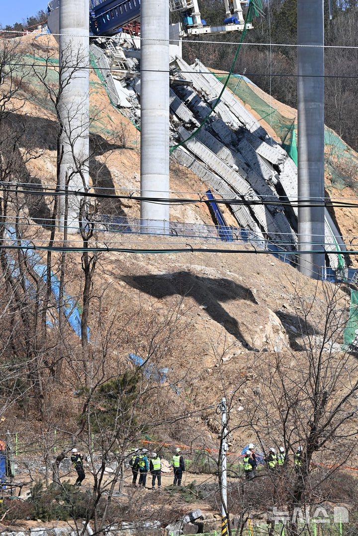 [안성=뉴시스] 김종택 기자 = 10명의 사상자가 발생한 경기도 안성시 서운면 산평리 '안성 고속도로 교각 붕괴' 현장에서 26일 국토안전관리원 등 관계자들이 현장조사를 하고 있다. 2025.02.26. jtk@newsis.com