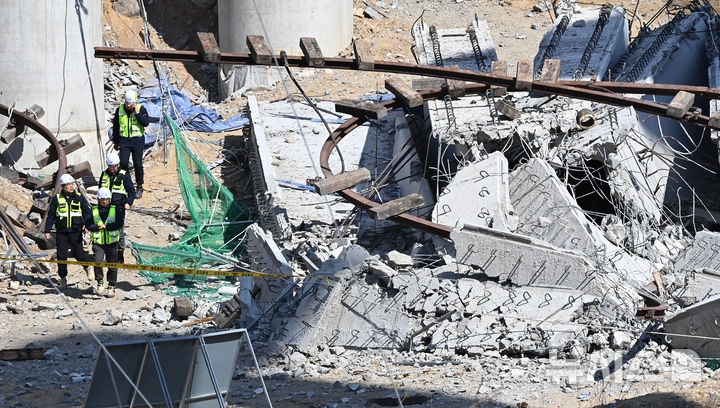 [안성=뉴시스] 김종택 기자 = 10명의 사상자가 발생한 경기도 안성시 서운면 산평리 '안성 고속도로 교각 붕괴' 현장에서 26일 국토안전관리원 등 관계자들이 현장조사를 하고 있다. 2025.02.26. jtk@newsis.com