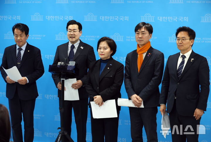 [서울=뉴시스] 고승민 기자 = 박찬대(왼쪽 두번째) 더불어민주당 원내대표, 정춘생(가운데) 조국혁신당 원내수석부대표, 윤종오(왼쪽) 진보당 원내대표, 한창민(오른쪽 두번째) 사회민주당 대표가 26일 서울 여의도 국회 소통관에서 명태균 특검 관련 기자회견을 하고 있다. 2025.02.25. kkssmm99@newsis.com