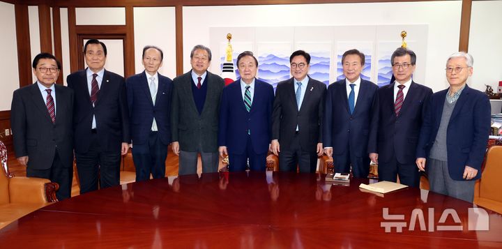 [서울=뉴시스] 조성봉 기자 = 우원식 국회의장이 26일 오후 서울 여의도 국회의장 집무실에서 정대철 대한민국 헌정회 회장을 비롯한 나라를걱정하는 원로모임 참석자들과 기념촬영을 하고 있다. 왼쪽부터 양영두 헌정회 자문위원, 유인학 헌정회 정책위원장, 신중식 헌정회 대변인, 김무성 전 새누리당 대표, 정대철 헌정회 회장, 우원식 국회의장, 손학규 전 민주당 대표, 이시종 전 충북지사, 여상규 헌정회 사무총장. 2025.02.26. suncho21@newsis.com
