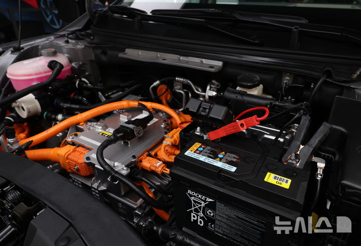 [서울=뉴시스] 이영환 기자 = 26일 오후 서울 성동구 기아 언플러그드 그라운드에 준중형 전기 세단 EV4가 전시되어 있다. 2025.02.27. 20hwan@newsis.com