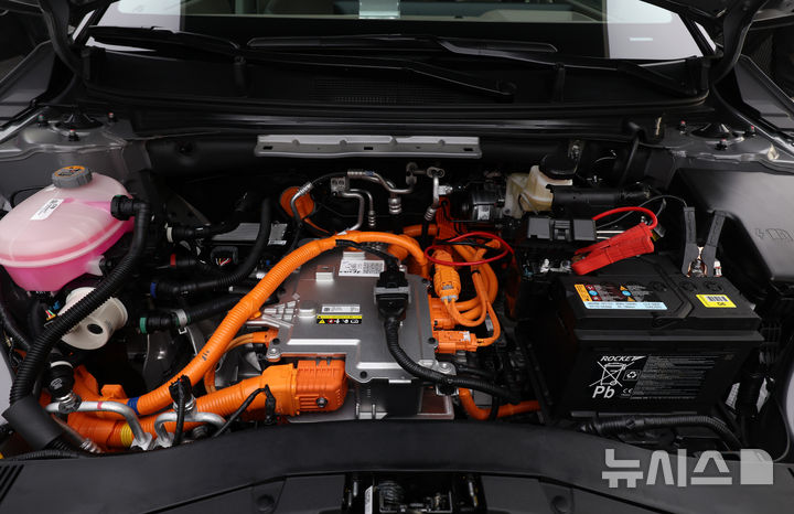 [서울=뉴시스] 이영환 기자 = 26일 오후 서울 성동구 기아 언플러그드 그라운드에 준중형 전기 세단 EV4가 전시되어 있다. 2025.02.27. 20hwan@newsis.com