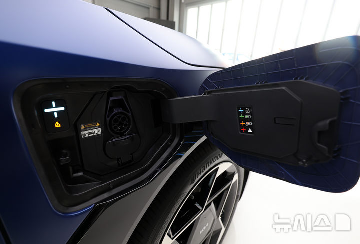 [서울=뉴시스] 이영환 기자 = 26일 오후 서울 성동구 기아 언플러그드 그라운드에 준중형 전기 세단 EV4 GT-line이 전시되어 있다. 2025.02.27. 20hwan@newsis.com