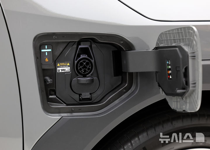 [서울=뉴시스] 이영환 기자 = 26일 오후 서울 성동구 기아 언플러그드 그라운드에 준중형 전기 세단 EV4가 전시되어 있다. 2025.02.27. 20hwan@newsis.com